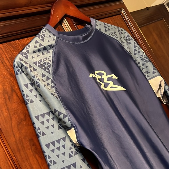 Like New Da Hui Cove Blue LS Rashguard was born in Hawaii by a group of surfer! - Picture 3 of 8
